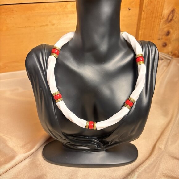 Vintage Avon 1970s Red White Gold Acrylic Twist Necklace Mod Jewelry A56 - Picture 2 of 4